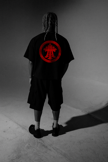 LE VÊTEMNENT NOIR LAVÊ DE ROUGE