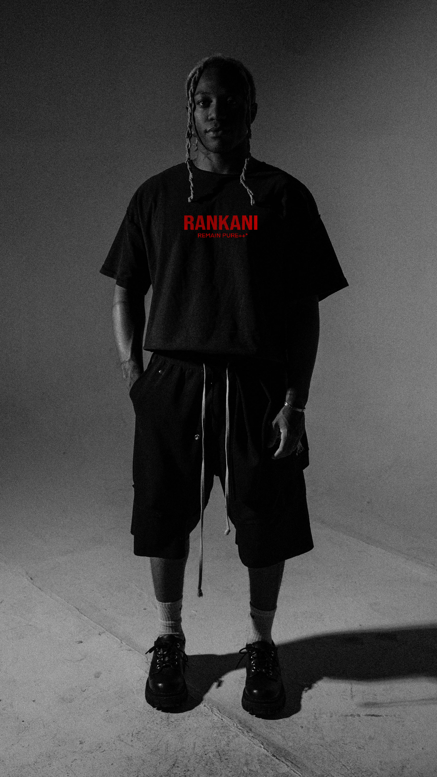 LE VÊTEMNENT NOIR LAVÊ DE ROUGE