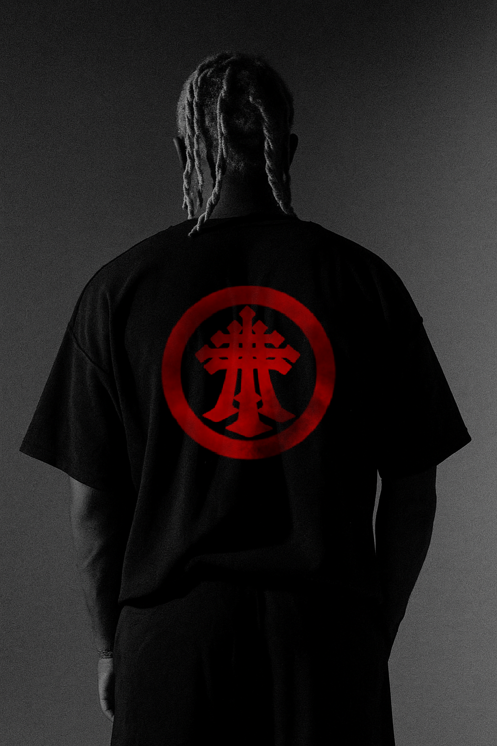 LE VÊTEMNENT NOIR LAVÊ DE ROUGE