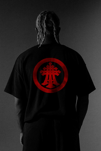 LE VÊTEMNENT NOIR LAVÊ DE ROUGE